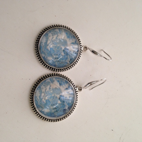 Pair of Blue Willow Dangling Earrings - Picture 5 of 5